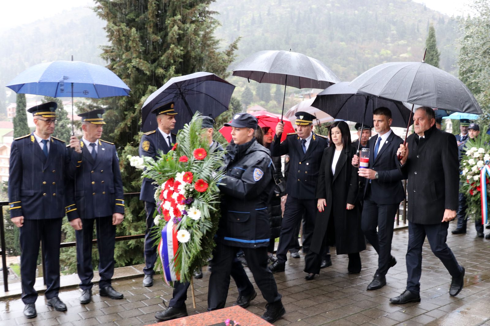 Odavanje počasti Leutaru