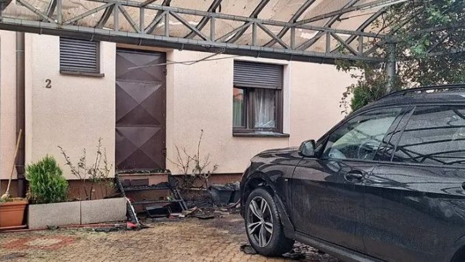 Bomba eksplodirala u dvorištu kuće doktora