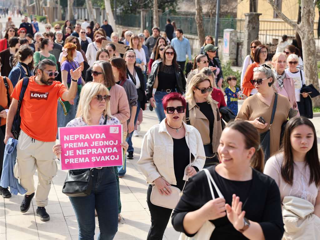 Neformalna grupa nevladinih udruga "Mostarska mreža" organizirala je u subotu u Mostaru prosvjednu šetnju pod sloganom "Kad su žene Mostara šutjele?" povodom Međunarodnog dana žena, s ciljem podizanja svijesti o pravima žena i izgradnje ravnopravnijeg društva.