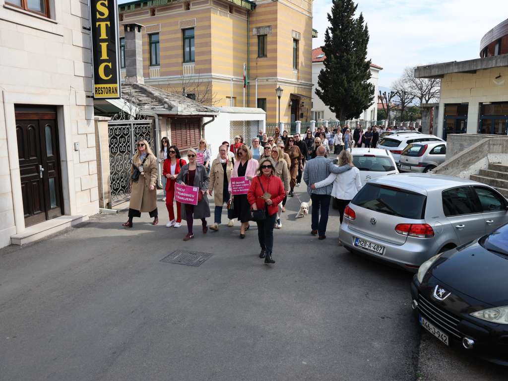 Neformalna grupa nevladinih udruga "Mostarska mreža" organizirala je u subotu u Mostaru prosvjednu šetnju pod sloganom "Kad su žene Mostara šutjele?" povodom Međunarodnog dana žena, s ciljem podizanja svijesti o pravima žena i izgradnje ravnopravnijeg društva.