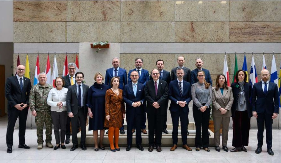 schmidt-i-veleposlanici