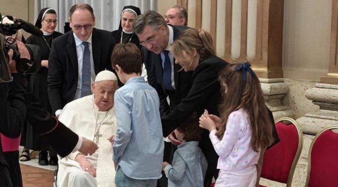 Plenković s obitelji kod pape