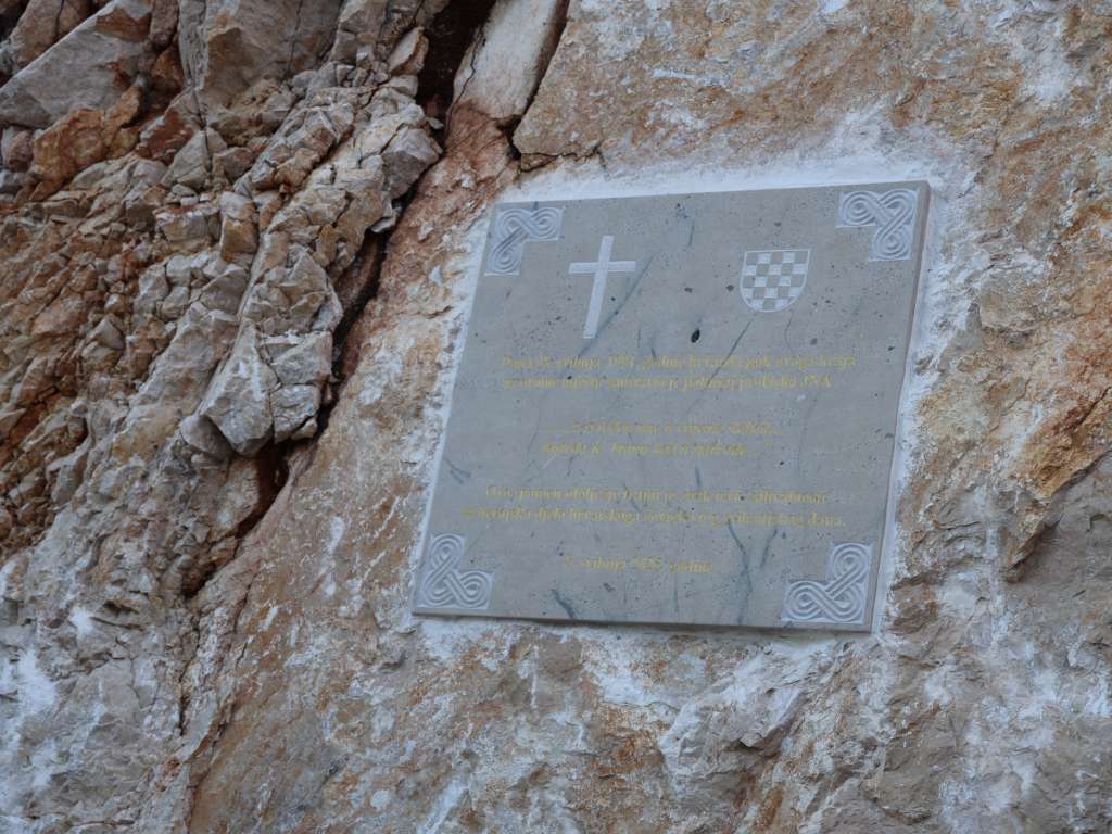 U Studencima otkrivena ploča u spomen na zaustavljanje tenkova 1991. godine / Foto: Fena