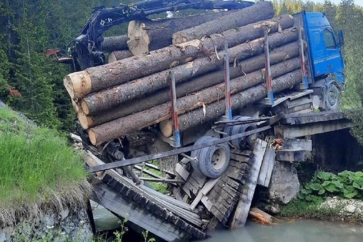 amion natovaren balvanima srušio most na Vlašiću