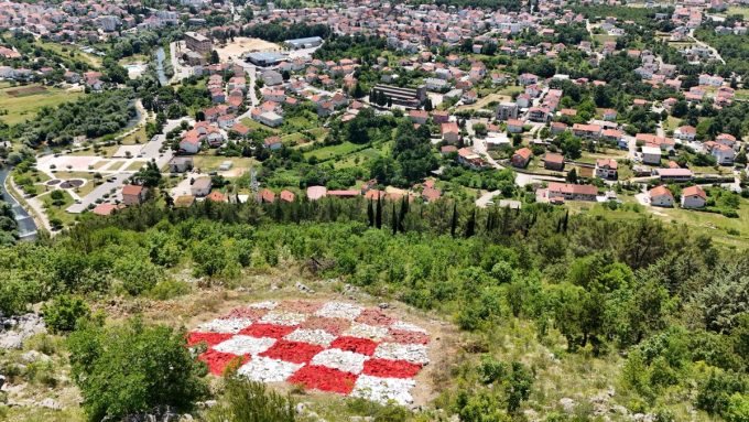 Čišćenje grba / Foto: Udruga Korektiv