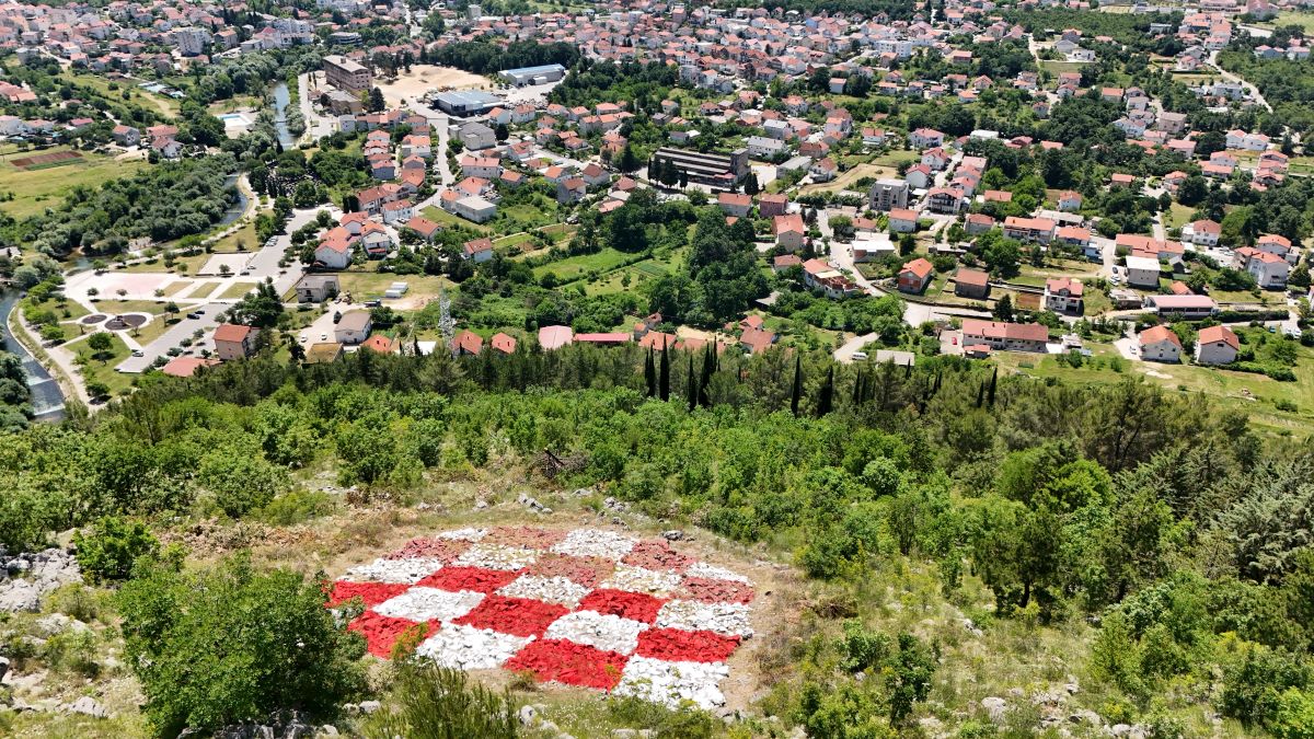 Čišćenje grba / Foto: Udruga Korektiv