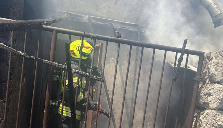 Vatrogasac gasi požar / Foto: PVJ MOSTAR-ATROGASCI