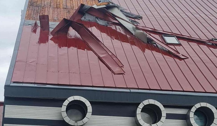 Oštećen krov / Foto: Fena