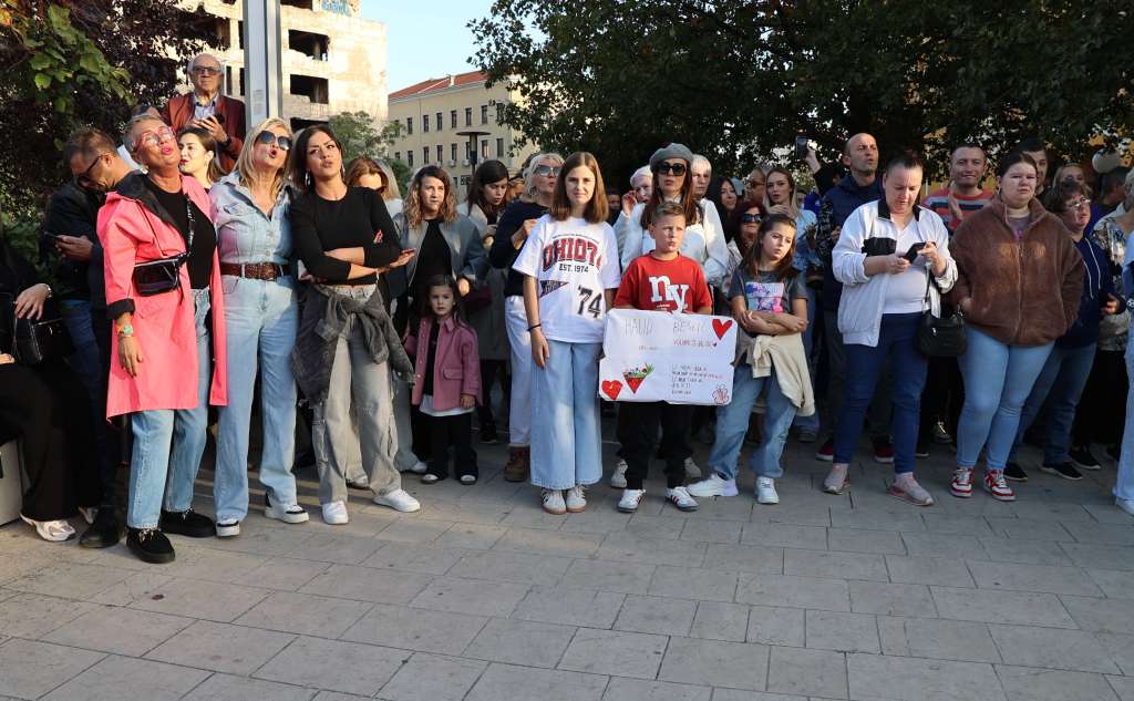 Mostarke i Mostarci okupili su se u nedjelju poslijepodne na Španjolskom trgu, te su uz stihove Halidovih hitova izrazili tugu i zahvalnost, oprostivši se tako od pjevača / Foto: Fena
