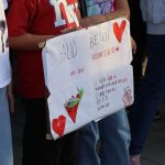 Mostarke i Mostarci okupili su se u nedjelju poslijepodne na Španjolskom trgu, te su uz stihove Halidovih hitova izrazili tugu i zahvalnost, oprostivši se tako od pjevača / Foto: Fena