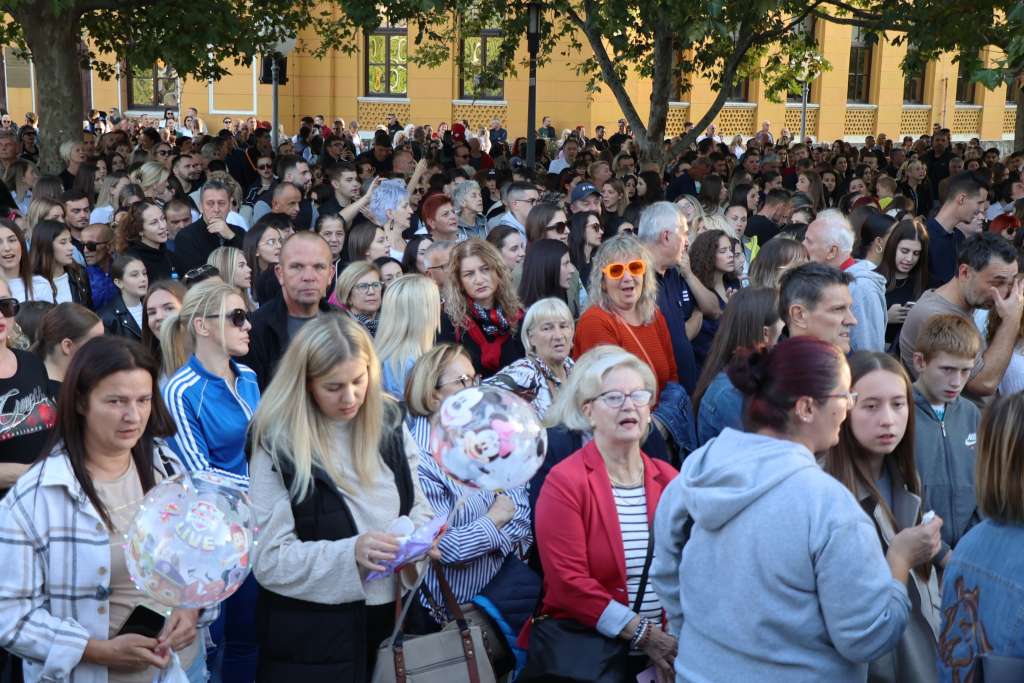 Mostarke i Mostarci okupili su se u nedjelju poslijepodne na Španjolskom trgu, te su uz stihove Halidovih hitova izrazili tugu i zahvalnost, oprostivši se tako od pjevača / Foto: Fena