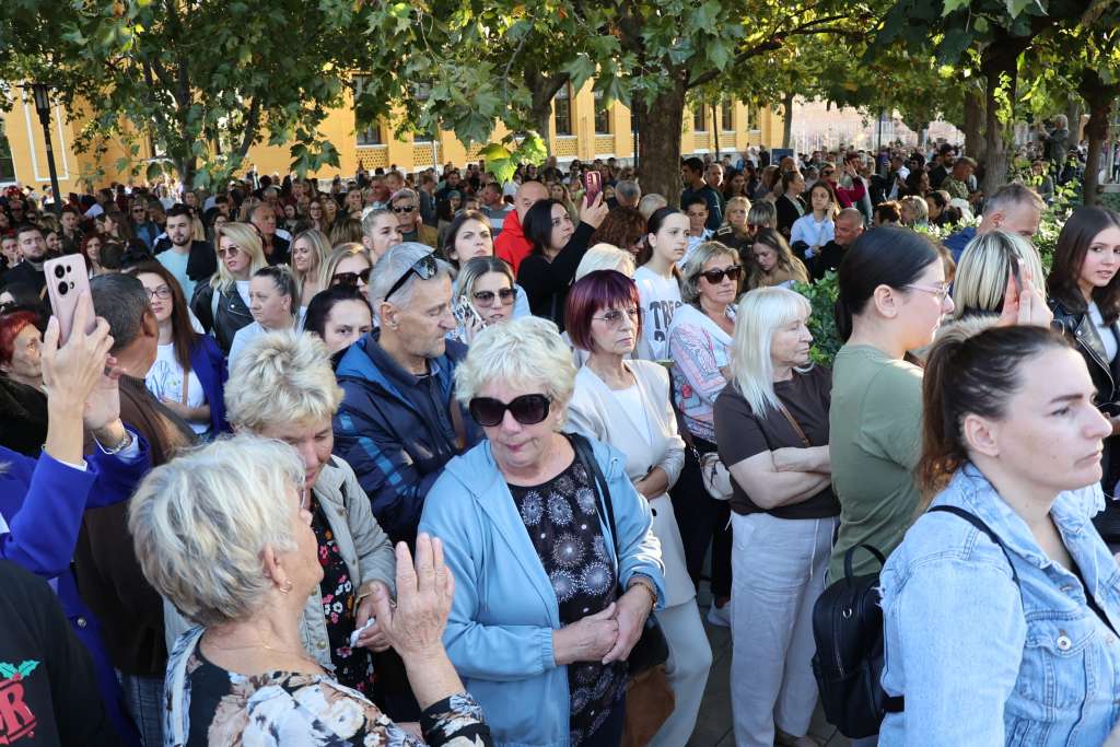 Mostarke i Mostarci okupili su se u nedjelju poslijepodne na Španjolskom trgu, te su uz stihove Halidovih hitova izrazili tugu i zahvalnost, oprostivši se tako od pjevača / Foto: Fena