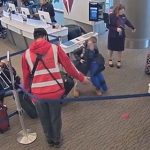 majka i djeca u zracnoj luci