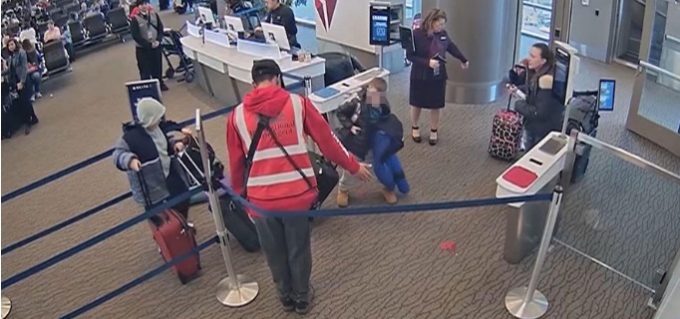 majka i djeca u zracnoj luci