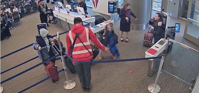 majka i djeca u zracnoj luci