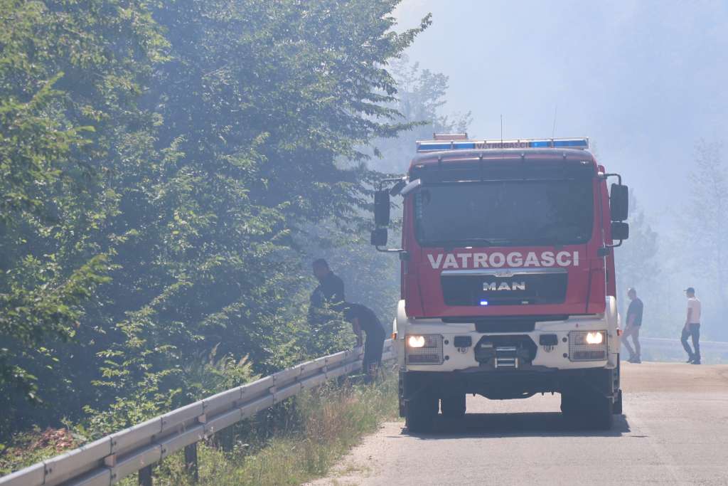 Vatrogasci u HNŽ-u imaju pune ruke posla, i dalje gori u kanjonu Rakitnice i na Rujištu Vatrogasci u HNŽ-u imaju pune ruke posla, i dalje gori u kanjonu Rakitnice i na Rujištu