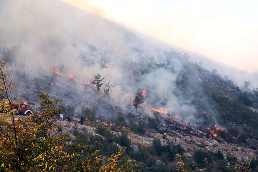 Rujište gori: Veliki požar kod Mostara aktivan, vatrogasci i volonteri na terenu Rujište gori: Veliki požar kod Mostara aktivan, vatrogasci i volonteri na terenu