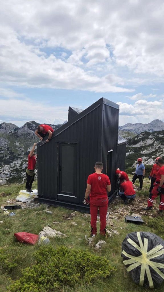 Operacija Arx Alpina, EUFOR pomaže u postavljanju novog planinskog bivaka na planini Prenj Operacija Arx Alpina, EUFOR pomaže u postavljanju novog planinskog bivaka na planini Prenj