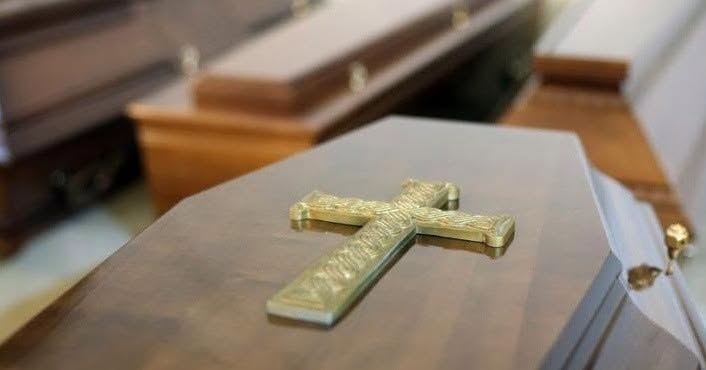 Hrvatski svećenik upozorio na ponašanje na sprovodima: “Dok netko oplakuje majku, vi pričate o ajvaru i politici Hrvatski svećenik upozorio na ponašanje na sprovodima: “Dok netko oplakuje majku, vi pričate o ajvaru i politici
