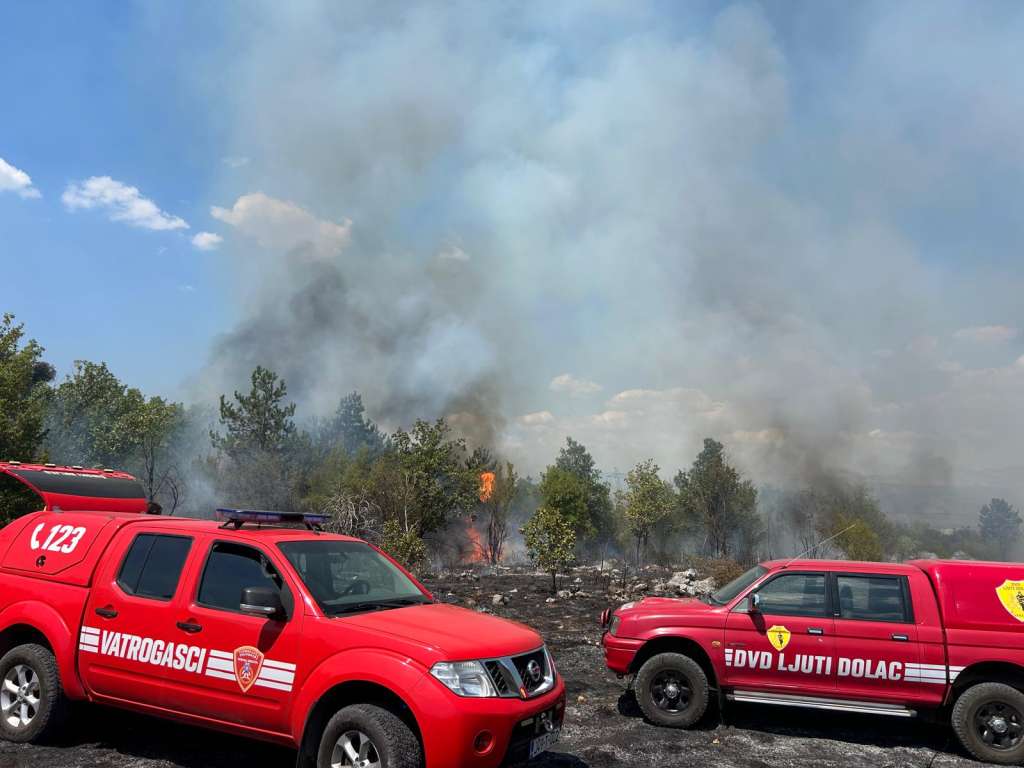 Ljuti Dolac gori i dalje: Vatrogasci i air-tractor u borbi s vatrom Ljuti Dolac gori i dalje: Vatrogasci i air-tractor u borbi s vatrom