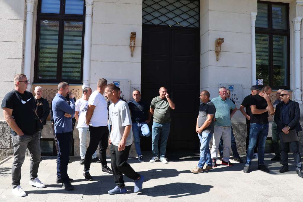 Dio otpuštenih radnika JP ‘Komunalno’ Mostar dobio privremeno rješenje o povratku na posao Dio otpuštenih radnika JP ‘Komunalno’ Mostar dobio privremeno rješenje o povratku na posao