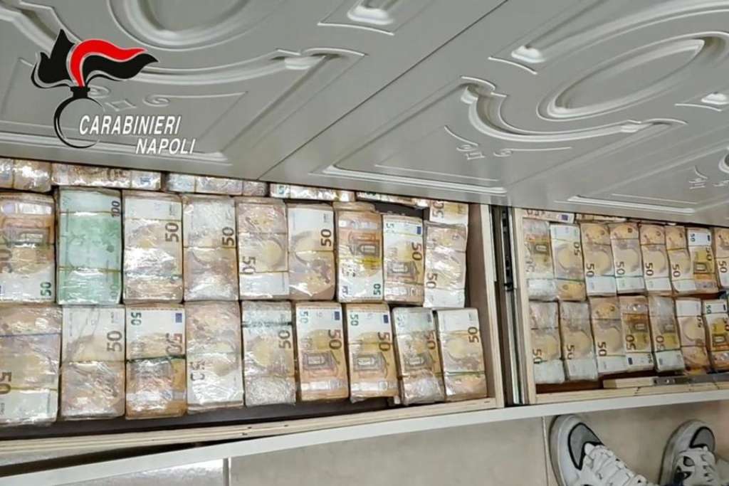 Uhićene 34 osobe, u zidovima kuće skriveni milijuni, kalašnjikovi i Rolex satovi Uhićene 34 osobe, u zidovima kuće skriveni milijuni, kalašnjikovi i Rolex satovi