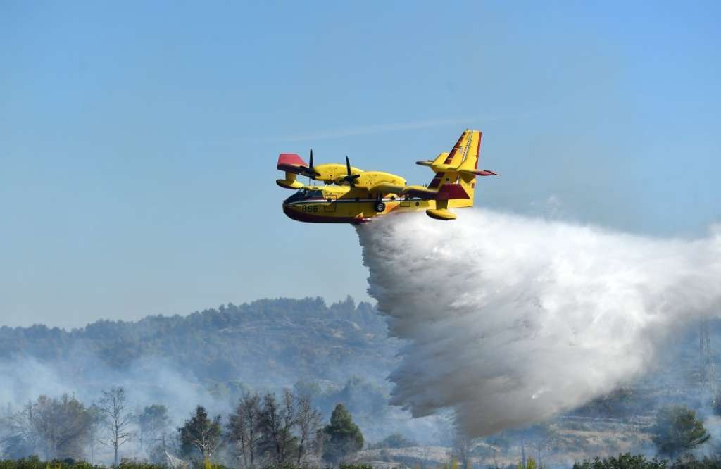 Djelovali kanaderi i helikopter, požar na Čvrsnici i dalje aktivan Djelovali kanaderi i helikopter, požar na Čvrsnici i dalje aktivan