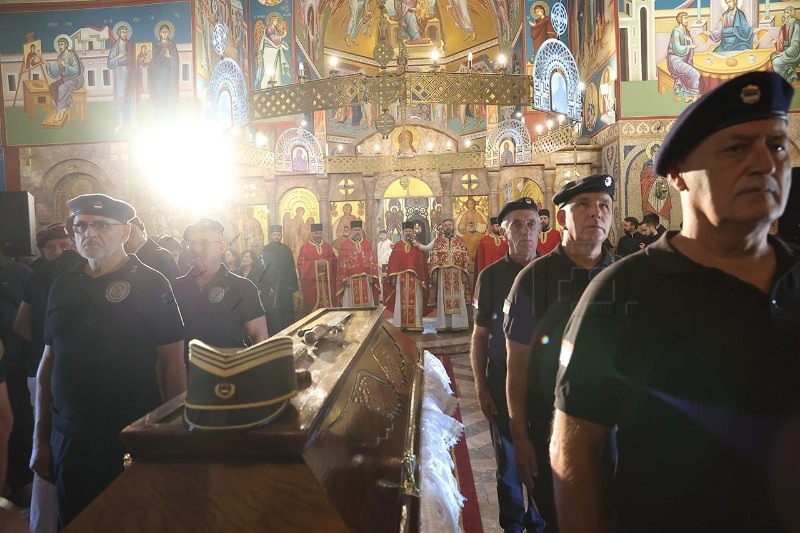 Mladić, osuđenik za ratne zločine, u Srbiji pokopan uz vojne počasti