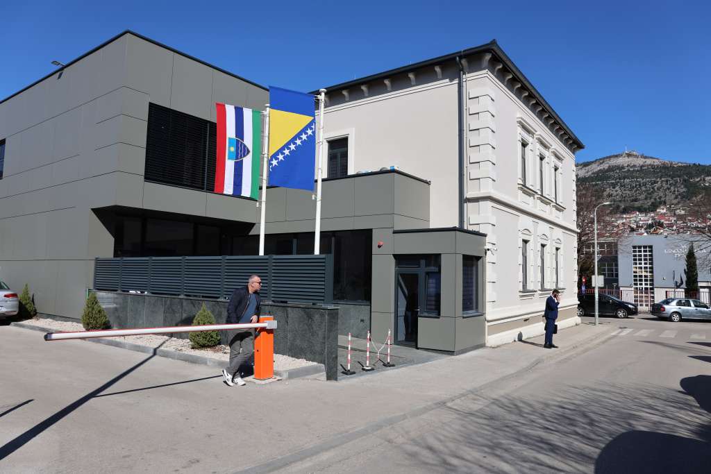 Tko formira vlast u HNŽ-u? HDZ i SDA ključni za većinu. Tko formira vlast u HNŽ-u? HDZ i SDA ključni za većinu.