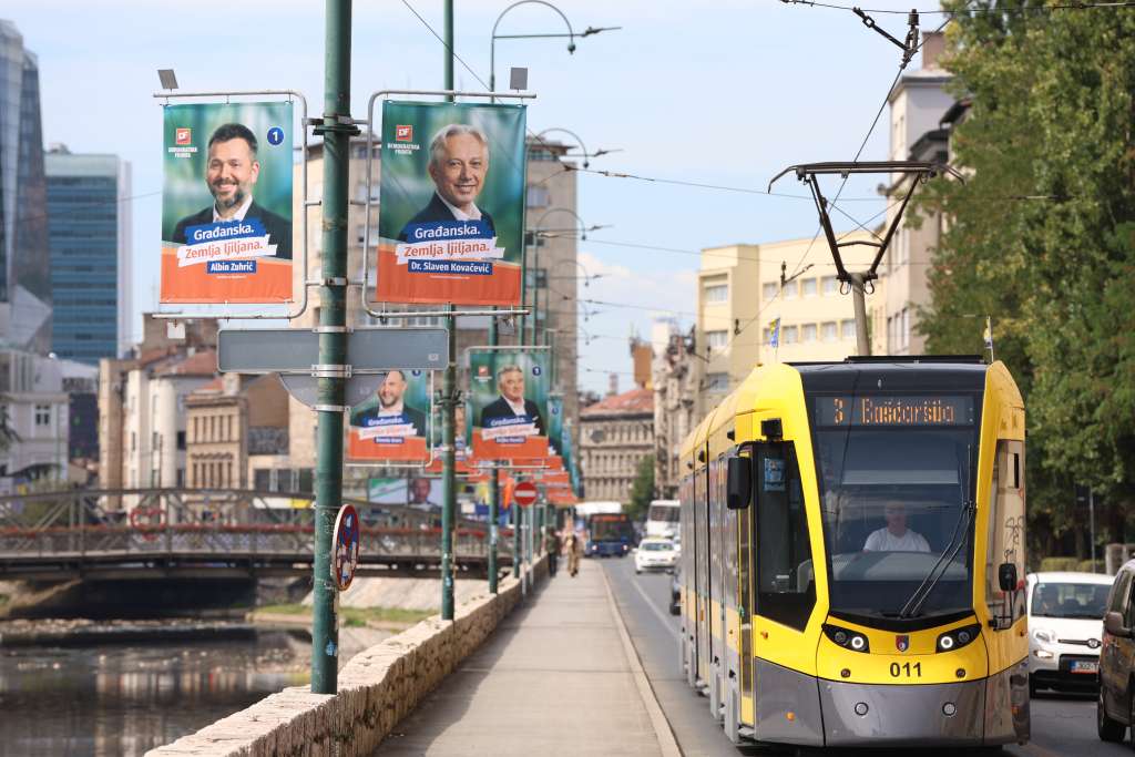 Rok za uklanjanje izbornih plakata ističe danas, kazne do 30.000 KM