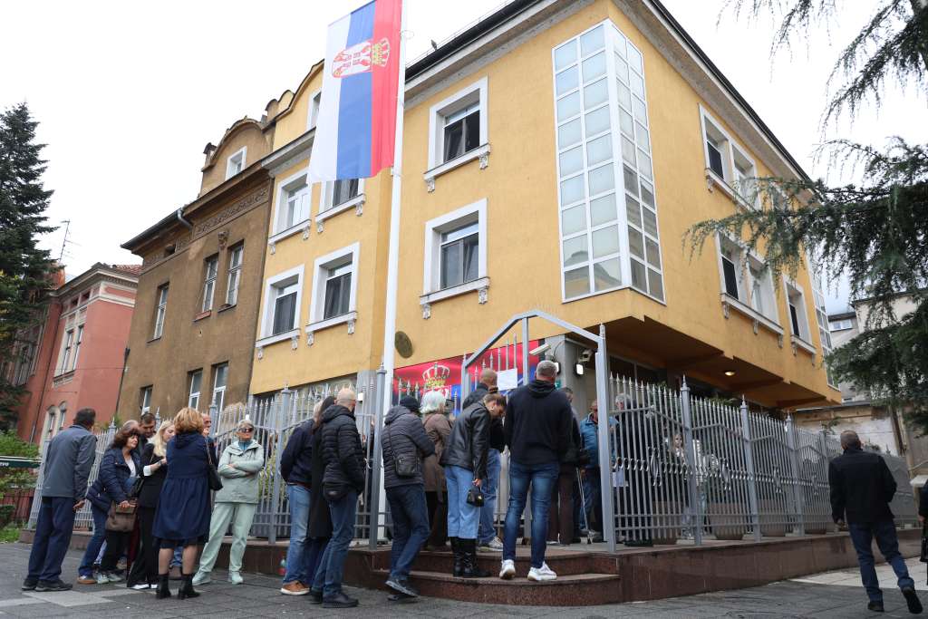 Veliki interes za glasanje građana Republike Srbije u BIH, red ispred Veleposlanstva u Sarajevu Veliki interes za glasanje građana Republike Srbije u BIH, red ispred Veleposlanstva u Sarajevu