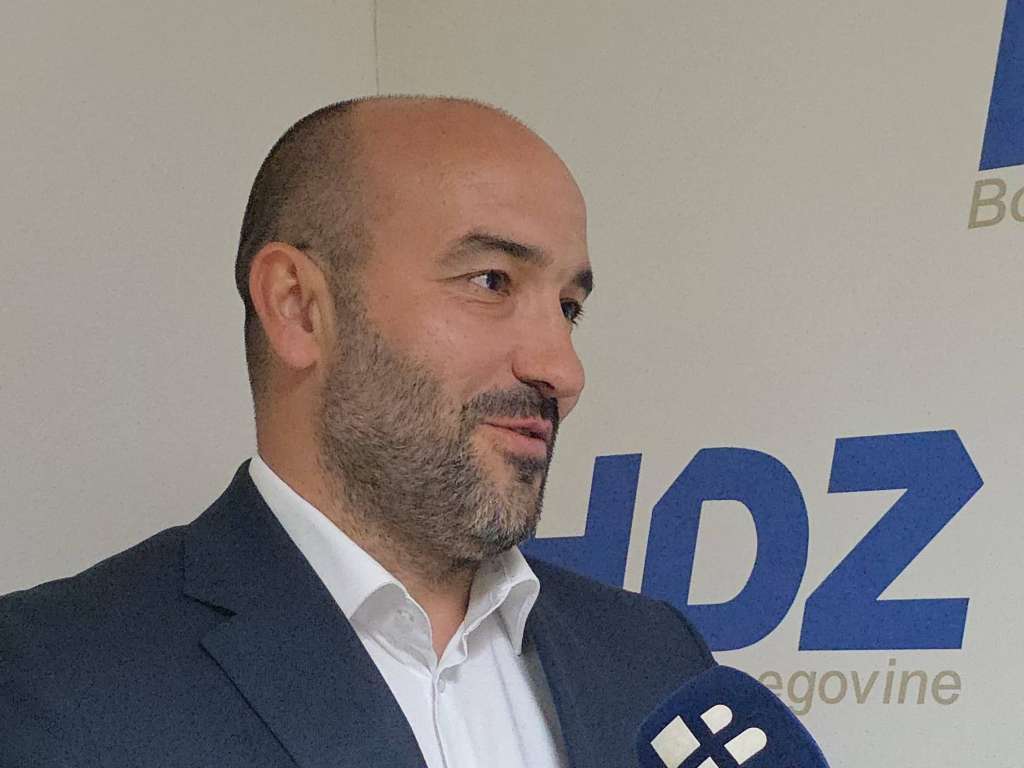 HDZ BiH slavi pobjedu u HBŽ-u: Novi smjer i mladi ključ uspjeha HDZ BiH slavi pobjedu u HBŽ-u: Novi smjer i mladi ključ uspjeha