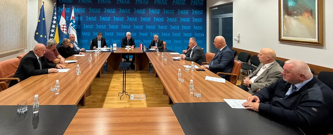 Čović s Klubom utemeljitelja HDZ-a BiH: Prioritet ostaje zaštita prava hrvatskoga naroda Čović s Klubom utemeljitelja HDZ-a BiH: Prioritet ostaje zaštita prava hrvatskoga naroda